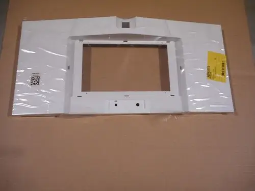 Weißes Schaltfeld von Remeha, leicht verpackt, mit Aussparung in der Mitte. QR-Code und Aufkleber auf der Oberfläche sichtbar.